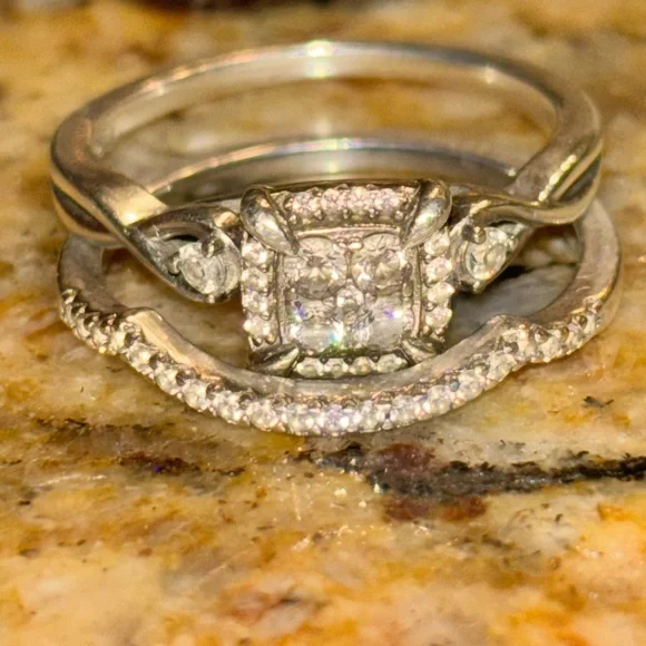 Elegant Silver Diamond Ring Set - Picture 2 of 9